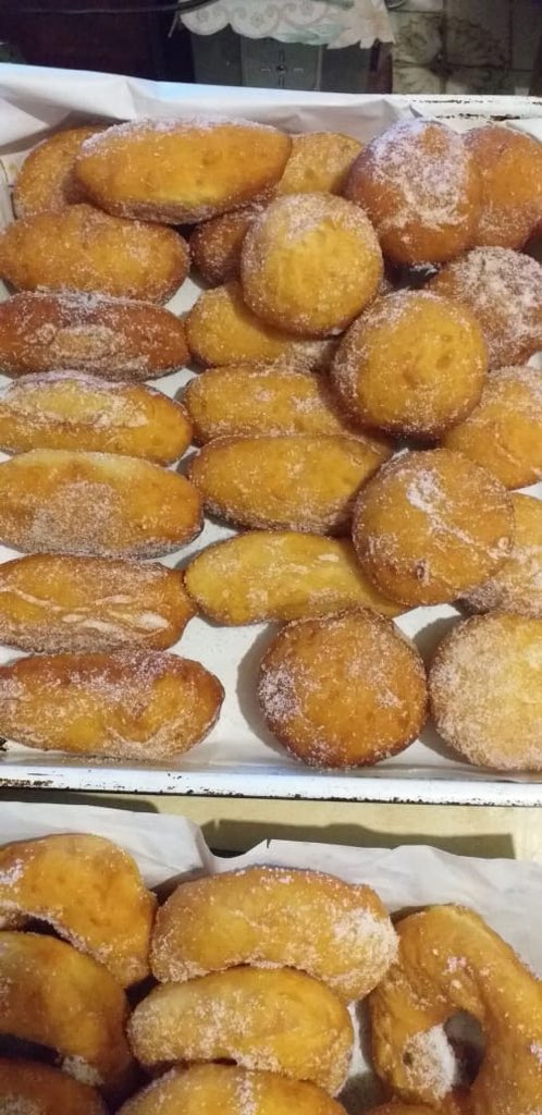 maccarone_santi's tweet photo. El es Ruben, mi vecino 🧑🏻‍🍳. Se levanta todos los días a las 5 am para preparar y armar su puesto lleno de diversas delicias🤤🍞🥐 
Lo podes encontrar durante el dia en la esquina de Av San Martin y Av villegas, Lomas del Mirador. 💪🏻😋
Confiable, rico y con toda la buena onda ❤️ https://t.co/C4qtgefCVl