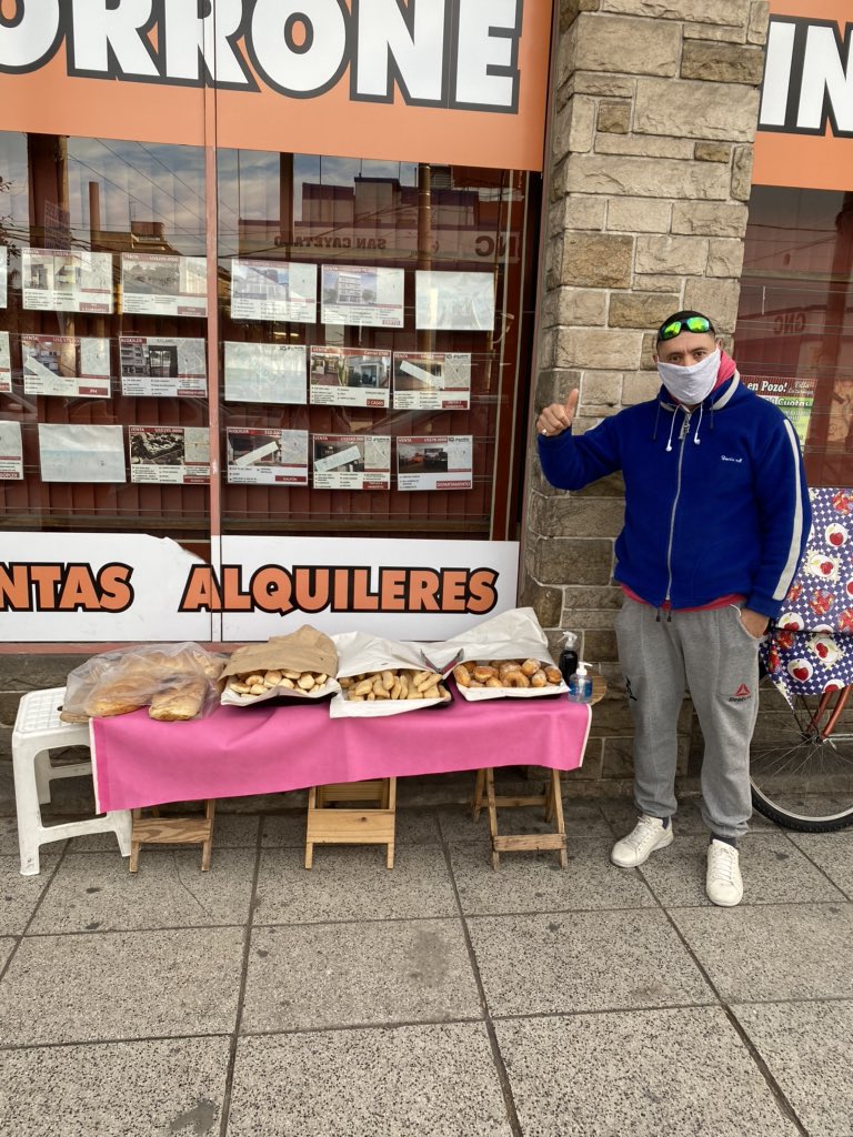 maccarone_santi's tweet photo. El es Ruben, mi vecino 🧑🏻‍🍳. Se levanta todos los días a las 5 am para preparar y armar su puesto lleno de diversas delicias🤤🍞🥐 
Lo podes encontrar durante el dia en la esquina de Av San Martin y Av villegas, Lomas del Mirador. 💪🏻😋
Confiable, rico y con toda la buena onda ❤️ https://t.co/C4qtgefCVl