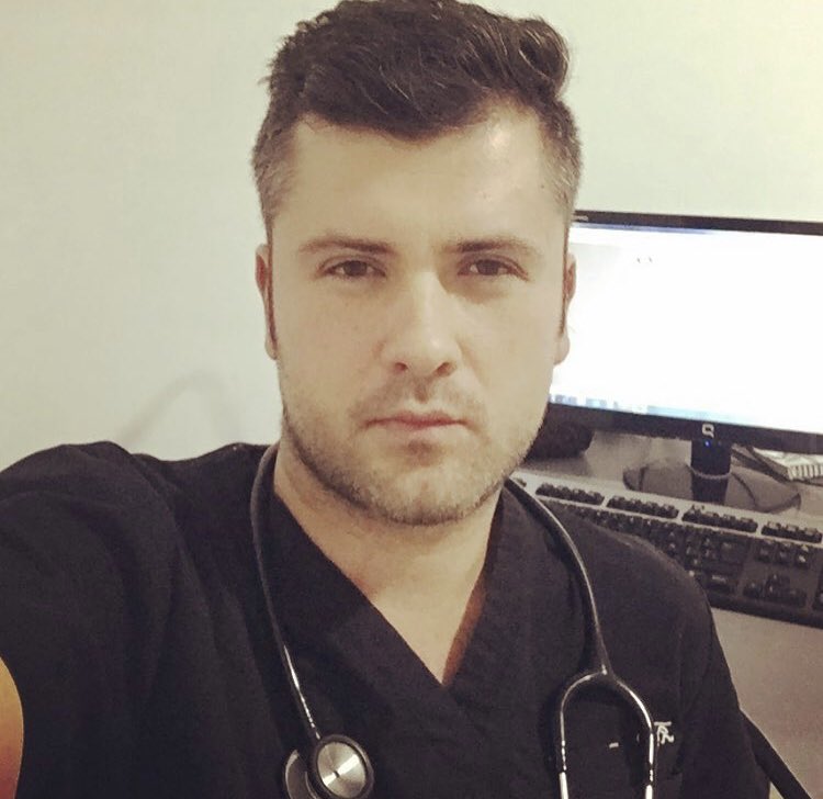 drjhonserna's tweet photo. Mi padre quiso ser médico pero por motivos económicos fue imposible. Hace 15 años falleció y ha sido el golpe más duro que me ha dado la vida. 

El día de hoy soy médico al igual que mis 2 hermanos. De parte de los 3 esto va para ti, nunca te olvidaremos. https://t.co/xYYfcEaxYj