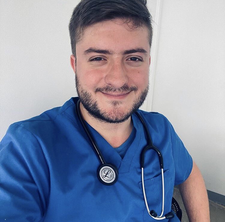 drjhonserna's tweet photo. Mi padre quiso ser médico pero por motivos económicos fue imposible. Hace 15 años falleció y ha sido el golpe más duro que me ha dado la vida. 

El día de hoy soy médico al igual que mis 2 hermanos. De parte de los 3 esto va para ti, nunca te olvidaremos. https://t.co/xYYfcEaxYj