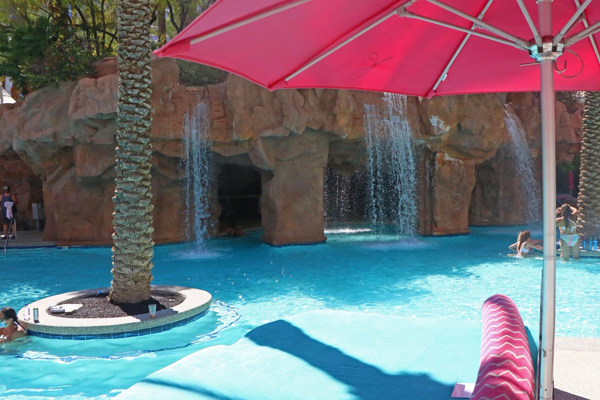 FlamingoVegas's tweet photo. Guarantee a spot at your fav pool this weekend by booking a daybed or cabana at #GOPoolVegas or #BEACHCLUB today at: https://t.co/Iyk6A30KpB 👈 ☀️ https://t.co/ZEL43hd0Lv