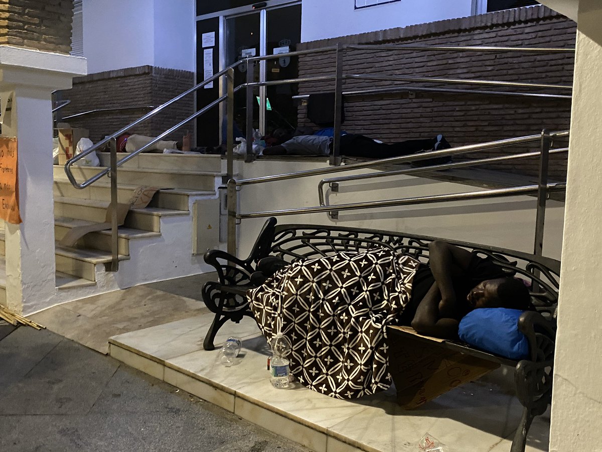 asnuci's tweet photo. 🆘👉🏿 2:00 de la mañana. Varios centenares de personas perdieron todo en el incendio. Nos quemaron las chabolas pero no la dignidad. La lucha sigue en la puerta del @AytoLepe No nos moveremos de aquí hasta que haya una solución! ✊🏿✊🏿✊🏿 https://t.co/xLpqMMcj8r