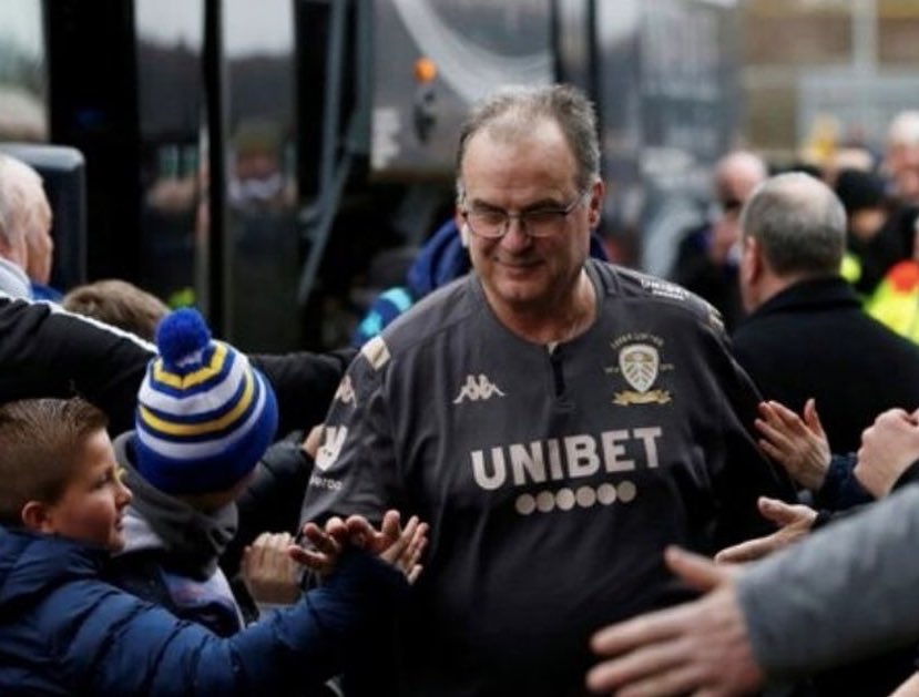 informesdejuez's tweet photo. Después de 16 años en los que han pasado 18 entrenadores, Marcelo Bielsa logró ascender al histórico Leeds United a primera. Hablemos un poco de la historia del Loco en el Leeds. [HILO] -By @Juezcentral https://t.co/B2tPTxQOX0