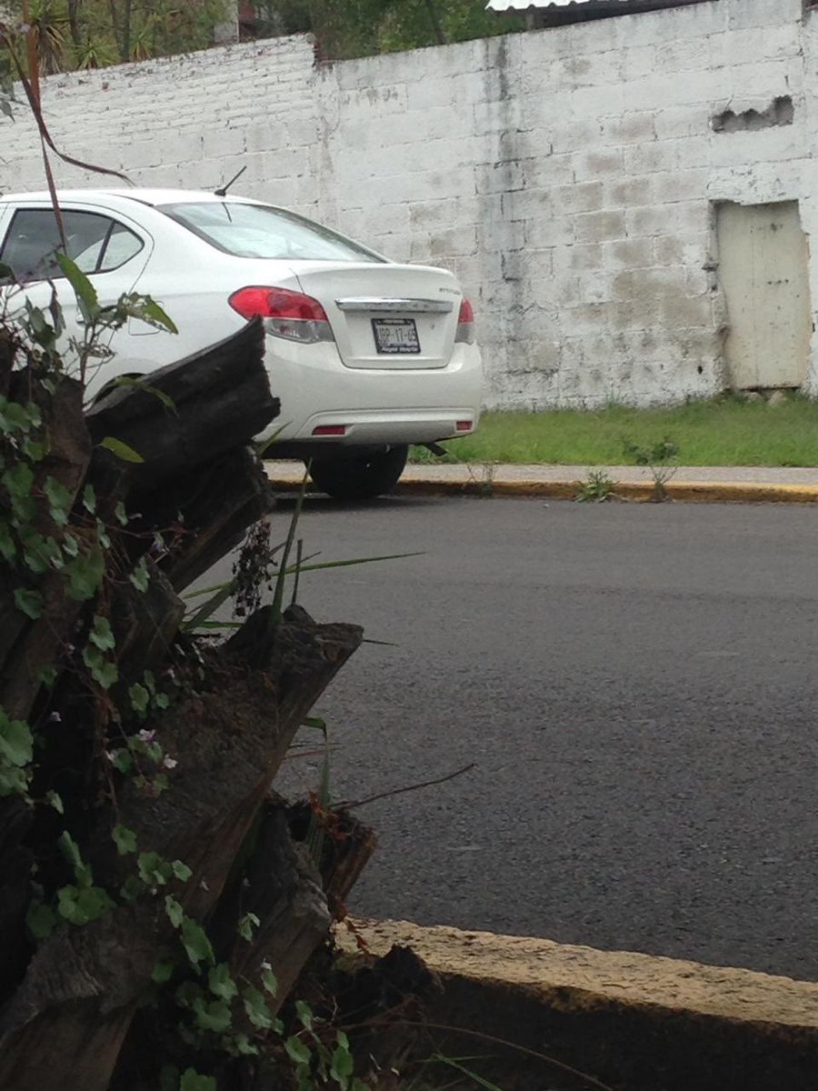 Yasazul22's tweet photo. Estimados amigos solicito su ayuda para localizar al dueño de este auto que me ha estado siguiendo en los últimos días, con número de placa UBP1765 @FiscaliaPuebla @SSC_Pue @GN_MEXICO_  @SSPGobPue @DavidMendezPue @AleMondras @QuintaMam agradezco su apoyo🙏🏼 https://t.co/s7p92bH2Pz