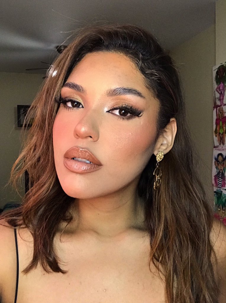 inelooks's tweet image. Y si quieren ver un poquito más de mi trabajo mi cuenta de Instagram es @inelooks lxs espero por allá! 💜