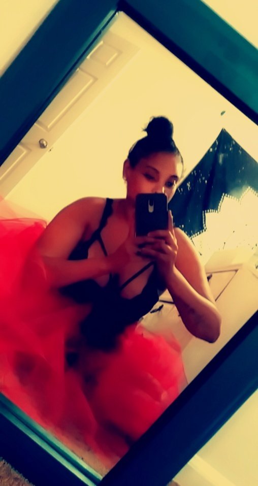 maxxiejay21's tweet photo. Lovin my skirt for my upcoming shoot. Red and Black just seem to be my colors. #redandblack #boudoir #beauty #fansonly #newgirl https://t.co/M6FyuF5dUt