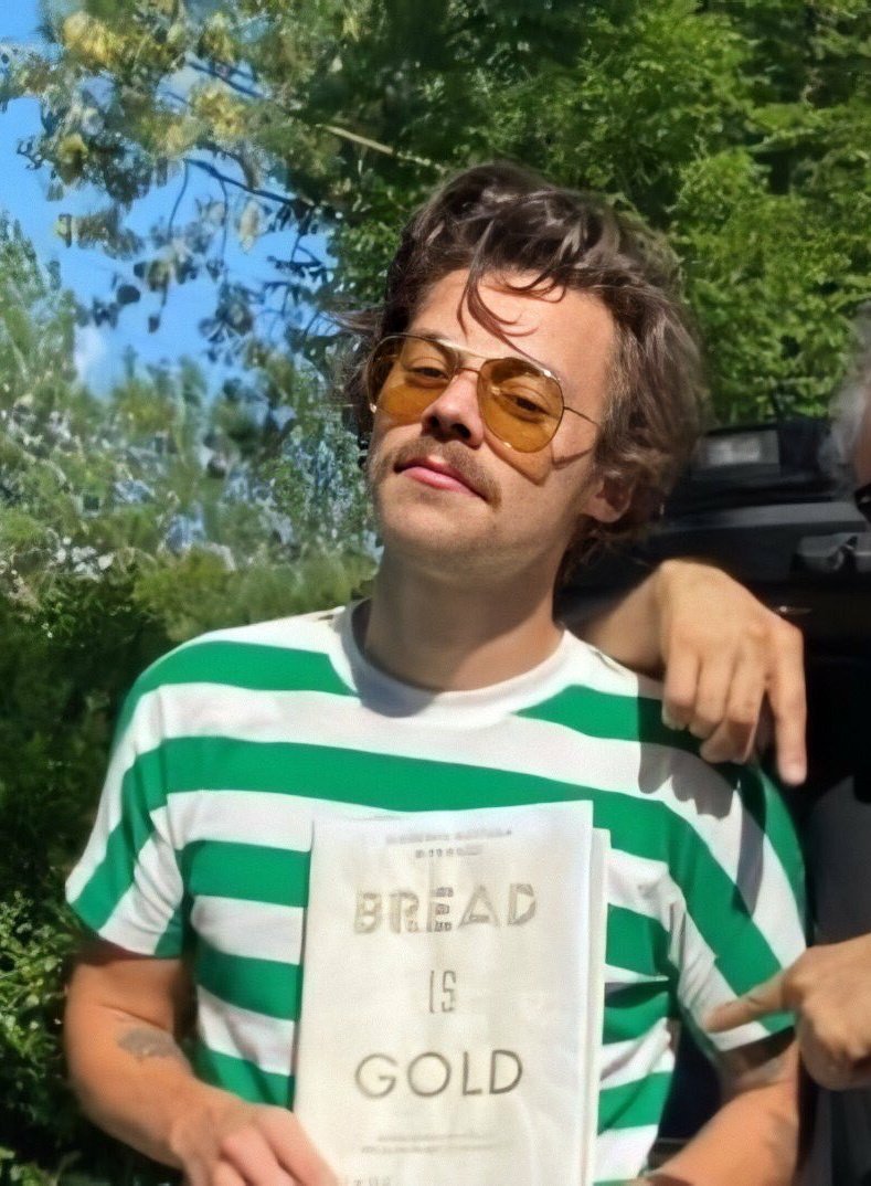 "Pepe Argento":
Por la comparación entre ese personaje de #CasadosConHijos y Harry Styles