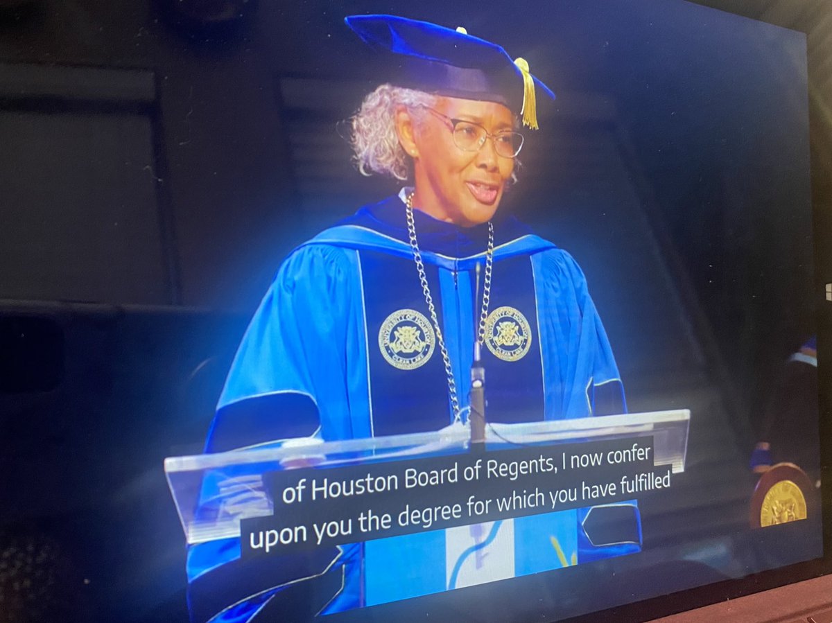UHCLdos's tweet image. Enjoying our first ever virtual commencement!! Congratulations to all of our graduates! #UHCLGrad 💙💚