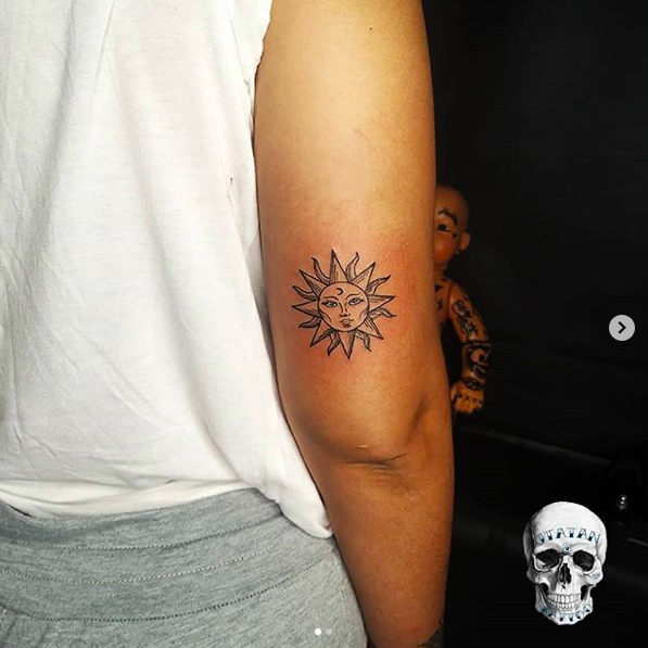 juansebasbeta's tweet photo. Mas tinta, esta vez para el padre 🌞 Sol
Como siempre con todo el ♡ @CaroAlvarez168
#jtatantattoo #tattoo #suntattoos #soltattoo #medellintattoo #medellink #coltattoos #blackwork #blackworktattoos #lineworktattoos #ink #inked #art #arttattoo #twittertatattoo https://t.co/VUKbAR9af7