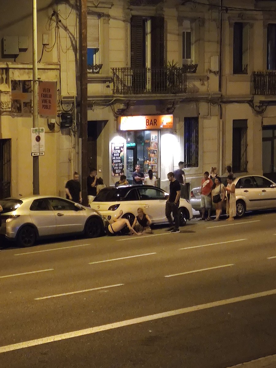MercadeGuillem's tweet photo. Ni a 12 horas desde que Barcelona entra con nuevas restricciones... y de madrugada ya me encuentro gente borracha y sin mascarillas en frente de casa, ole vuestros huevos, y gracias por jodernos el verano.
#QuedateEnCasa #COVID__19 #irresponsables #Catalunya #Verguenza #Covid_19 https://t.co/npQZMYRLCS