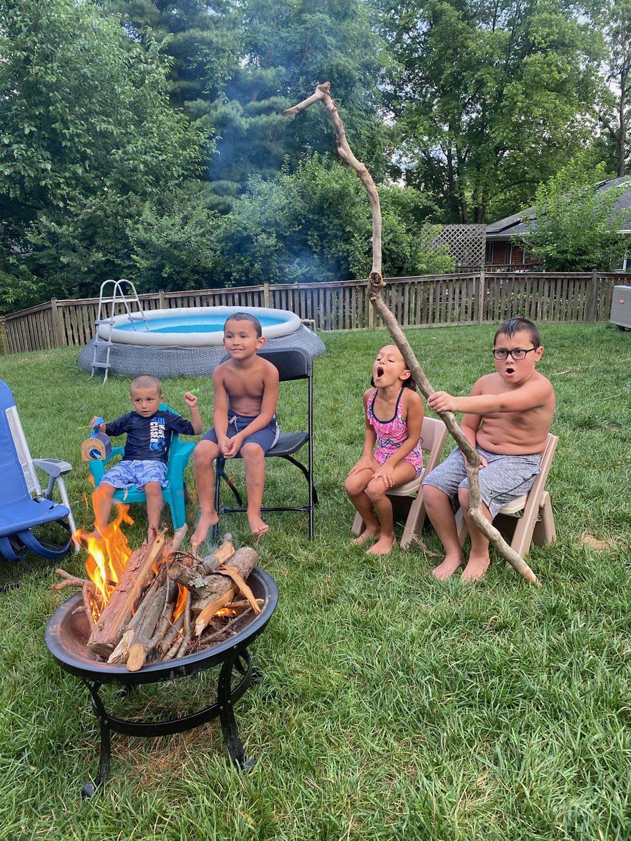 ⁦Finally introduced the kids to a ⁦<a href="/EBJunkies/">Steak/Sauna/Parlay King</a>⁩ fire king special. Thanks for the motivation! #BackyardLife