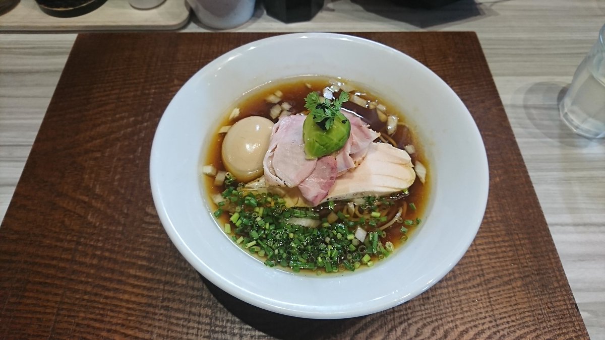 Suke 週一で通ってる 今日はブラックに味玉付き ホント旨い キャビアのってるしキレイだし 鬼物語 ラーメン つくば市