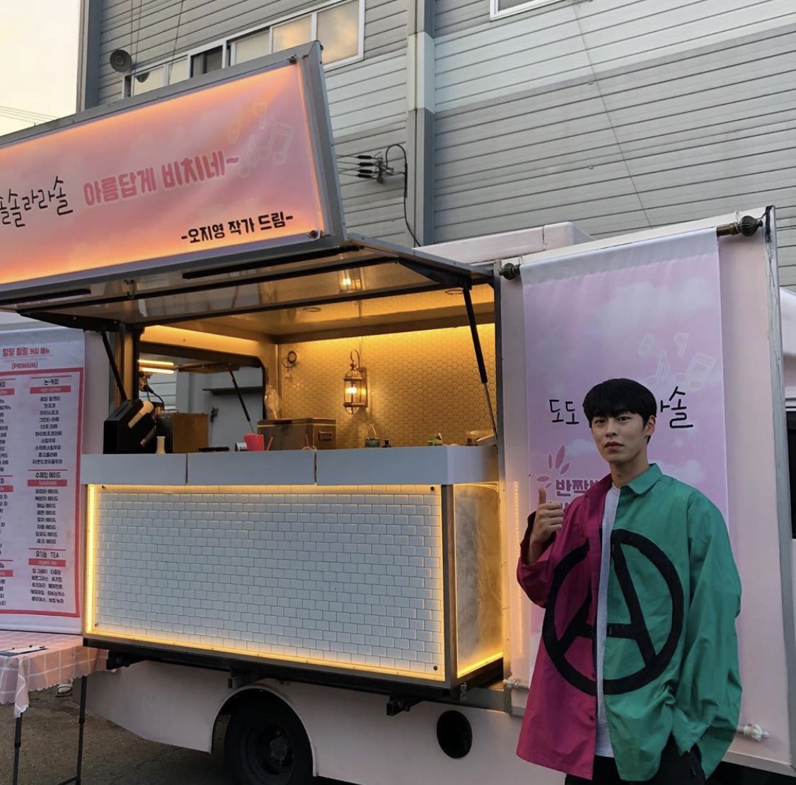 시험이 끝났습니다ㅠㅠ
끝나고 하루종일 잠만잤는데
재욱님의 인스타 업로드라니..
그것도 사랑스러운 핱트포즈 라니..
제 무덤은 여기인가 보네요😎