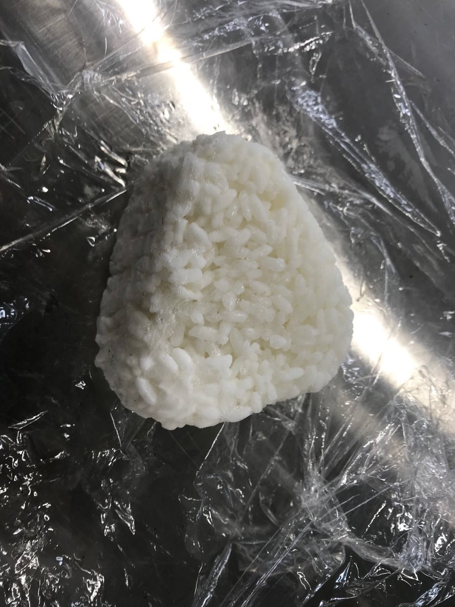 ChuboSoko's tweet photo. 3Dフリーザーで、おにぎりの冷凍、解凍の実験をしました。ちなみに私のお昼ごはんです
普通の冷凍では白化してしまうごはんも、この通り！
美味しくいただき���した！！
＃長野県
＃厨房機器　
＃3Ｄフリーザー https://t.co/Mc4pfH8C48