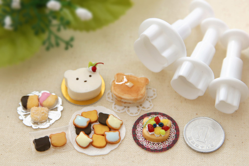 とうふ ダイソーの クッキーカッター クマ でミニチュアスイーツを作ってみました 型抜き後 後ろから押し出せるギミックで粘土が取り出しやすいです お皿に見立てたレースペーパーは人間サイズから切り出すだけ 作り方詳細はurlからどうぞ とうふ ダイソーの クッキーカッター クマ でミニチュアスイーツを作ってみました 型抜き後 後ろから押し出せるギミックで粘土が取り出しやすいです お皿に見立てたレースペーパーは人間サイズから切り出すだけ 作り方詳細はurlからどうぞ