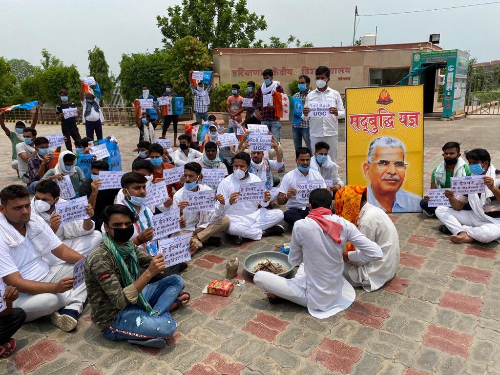 nsui's tweet photo. UGC द्वारा गठित स्पेशल कमेटी के चेयरमैन प्रो. आरसी कुहाड़ जी की सदबुद्धि के लिए व UGC द्वारा फाइनल सत्र की परीक्षाएं के खिलाफ केंद्रीय विश्वविद्यालय,महेंद्रगढ़ के गेट पर NSUI राष्ट्रीय सचिव वरुण चौधरी व NSUI हरियाणा अध्यक्ष दिव्यांशु बुद्धिराजा द्वारा हवन यज्ञ का आयोजन किया गया। https://t.co/A65fZ7xhOU