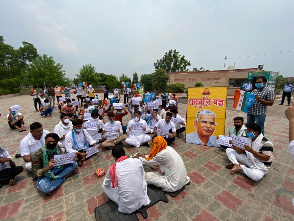 nsui's tweet photo. UGC द्वारा गठित स्पेशल कमेटी के चेयरमैन प्रो. आरसी कुहाड़ जी की सदबुद्धि के लिए व UGC द्वारा फाइनल सत्र की परीक्षाएं के खिलाफ केंद्रीय विश्वविद्यालय,महेंद्रगढ़ के गेट पर NSUI राष्ट्रीय सचिव वरुण चौधरी व NSUI हरियाणा अध्यक्ष दिव्यांशु बुद्धिराजा द्वारा हवन यज्ञ का आयोजन किया गया। https://t.co/A65fZ7xhOU