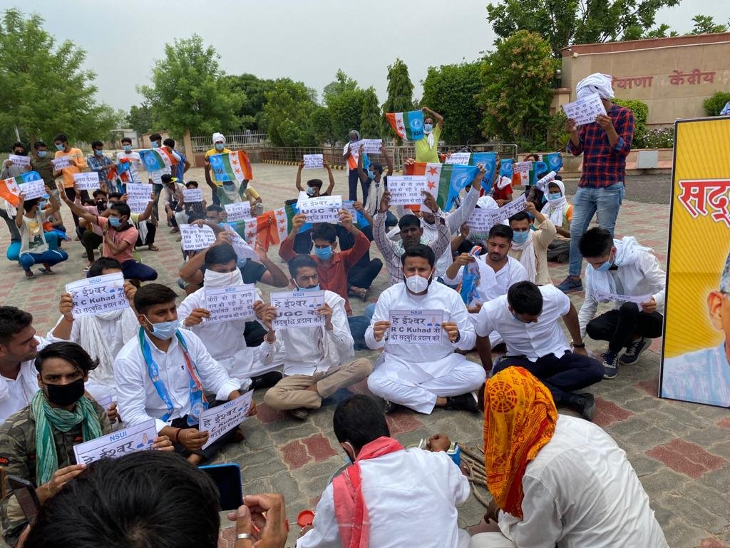 nsui's tweet photo. UGC द्वारा गठित स्पेशल कमेटी के चेयरमैन प्रो. आरसी कुहाड़ जी की सदबुद्धि के लिए व UGC द्वारा फाइनल सत्र की परीक्षाएं के खिलाफ केंद्रीय विश्वविद्यालय,महेंद्रगढ़ के गेट पर NSUI राष्ट्रीय सचिव वरुण चौधरी व NSUI हरियाणा अध्यक्ष दिव्यांशु बुद्धिराजा द्वारा हवन यज्ञ का आयोजन किया गया। https://t.co/A65fZ7xhOU