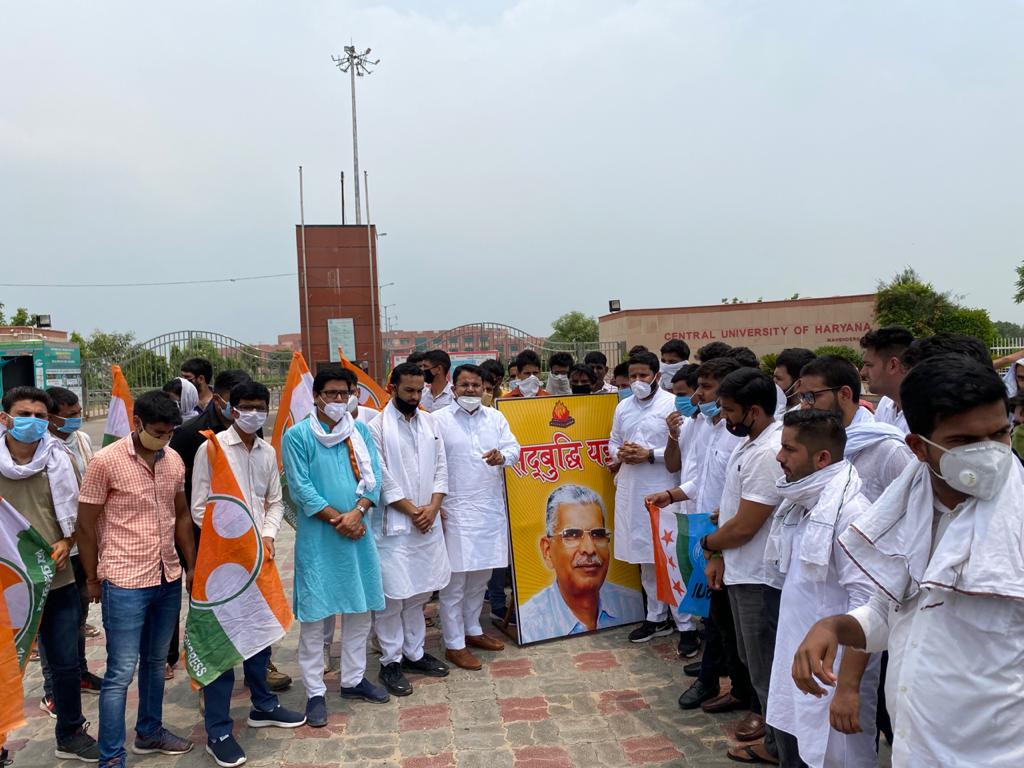 nsui's tweet photo. UGC द्वारा गठित स्पेशल कमेटी के चेयरमैन प्रो. आरसी कुहाड़ जी की सदबुद्धि के लिए व UGC द्वारा फाइनल सत्र की परीक्षाएं के खिलाफ केंद्रीय विश्वविद्यालय,महेंद्रगढ़ के गेट पर NSUI राष्ट्रीय सचिव वरुण चौधरी व NSUI हरियाणा अध्यक्ष दिव्यांशु बुद्धिराजा द्वारा हवन यज्ञ का आयोजन किया गया। https://t.co/A65fZ7xhOU