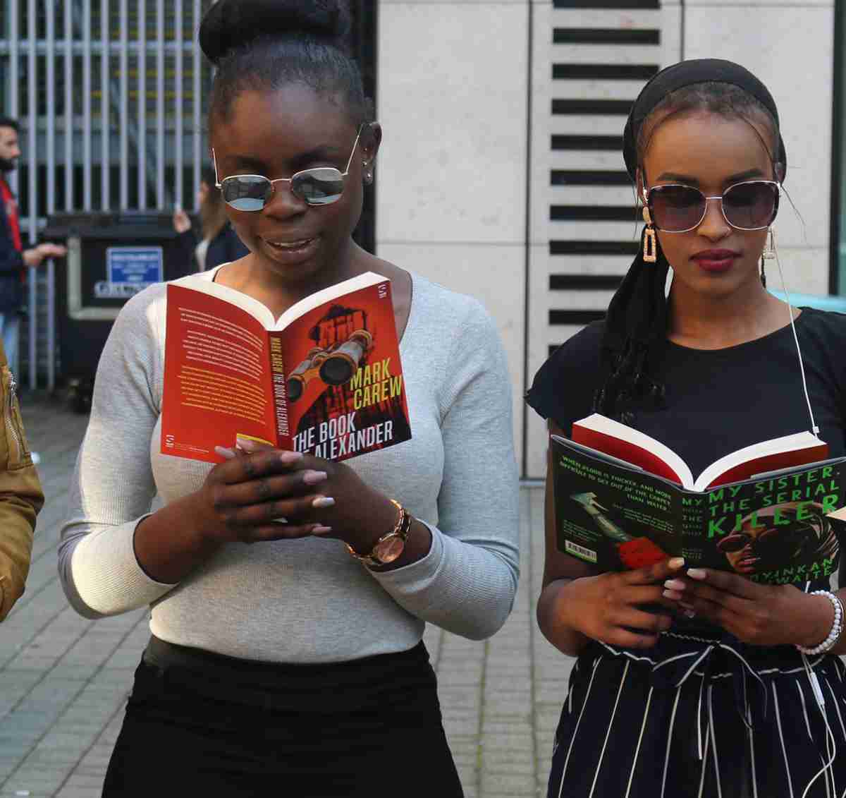 Bit_Lit_com's tweet photo. *Cassiopée* Quelques ingrédients : 
un gros morceau de weekend ;
plusieurs cuillères d'un ou plusieurs bons livres ;
une super pote ;
de quoi manger ;
en extra une boule de poils pour vous tenir en plus compagnie.
Mélangez le tout. 
Et savourez le bon weekend que voilà ! https://t.co/fmW1V1xZoR