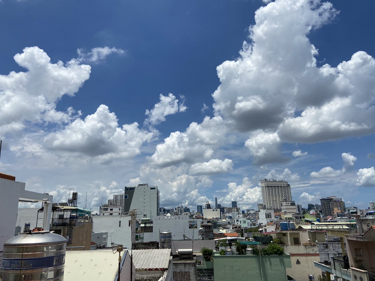 Kazu Kudo 京都 素敵な表現ですね トイストーリーのアンディの部屋の壁紙みたいな雲でなんかほんわかした気になりました