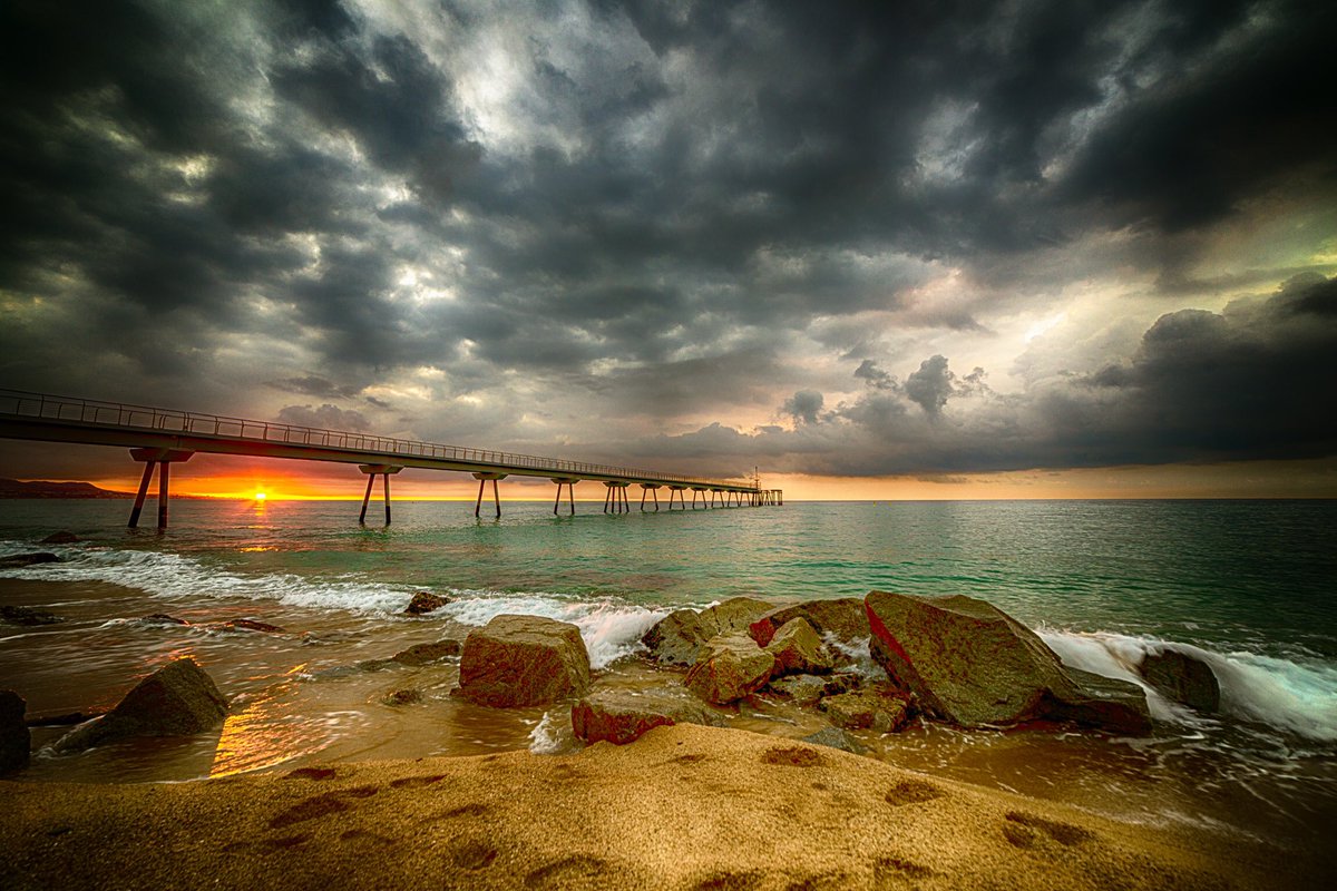 Amanecer desde el Pont del Petroli en Badalona con muchas nubes
<a href="/MeteoBac/">MeteoBAC ❄️</a> <a href="/ElTiempoes/">Eltiempo.es</a> <a href="/meteocat/">Meteocat</a> <a href="/CatalunyaMet/">MéteoCatalunya</a> <a href="/meteocatalana/">La Meteo Catalana</a>