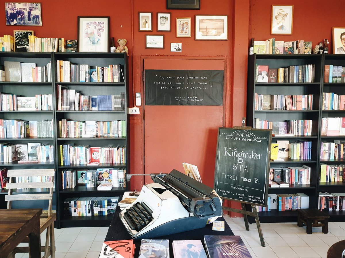 yukanart's tweet photo. วันนี้จะมาแนะนำร้านหนังสืออิสระในจังหวัดขอนแก่นค่ะ
"Wild Dog Bookshop"
เป็นร้านหนังสืออิสระร้านเล็กๆ ตั้งอยู่ที่ซอยศรีจันทร์ 10/1 (ซอยข้างเรือนจำ) ในตัวเมืองขอนแก่น ใครที่รักหนังสือแวะไปกันได้นะคะ ไปนั่งเล่นหรือคุยกับเจ้าของร้านก็ได้นะ ชิลมั่ก
ปล.ร้านหยุดทุกวันพฤหัสน๊า #bookshop https://t.co/AWVADSJxo3
