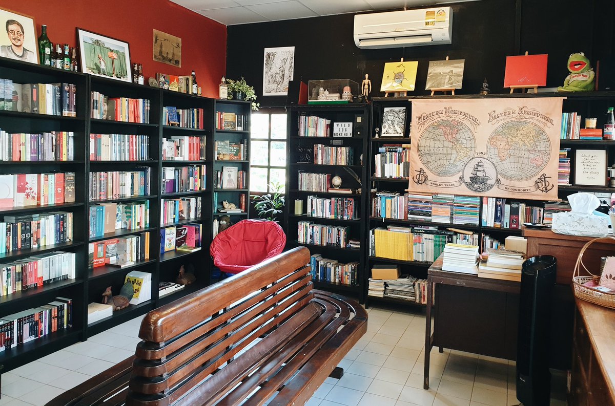 yukanart's tweet photo. วันนี้จะมาแนะนำร้านหนังสืออิสระในจังหวัดขอนแก่นค่ะ
"Wild Dog Bookshop"
เป็นร้านหนังสืออิสระร้านเล็กๆ ตั้งอยู่ที่ซอยศรีจันทร์ 10/1 (ซอยข้างเรือนจำ) ในตัวเมืองขอนแก่น ใครที่รักหนังสือแวะไปกันได้นะคะ ไปนั่งเล่นหรือคุยกับเจ้าของร้านก็ได้นะ ชิลมั่ก
ปล.ร้านหยุดทุกวันพฤหัสน๊า #bookshop https://t.co/AWVADSJxo3