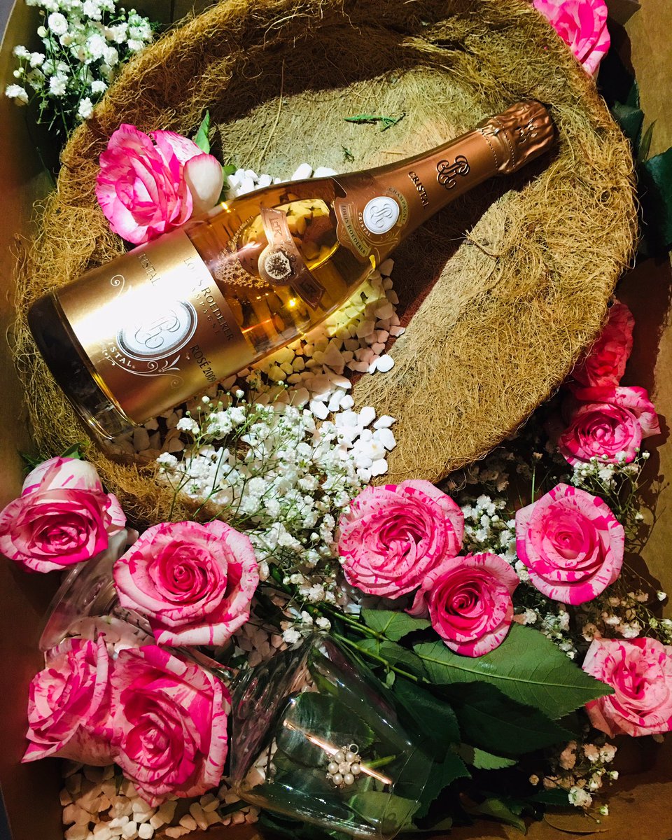 AmazeNyc's tweet photo. Champagne box .. a beautiful gift .. done by me 😉#Champagne #Foodie #foodphotography #cheflife #Quarantine #longislandcity #nycchef #chefsoftwitter https://t.co/j2T4RmqeQ5