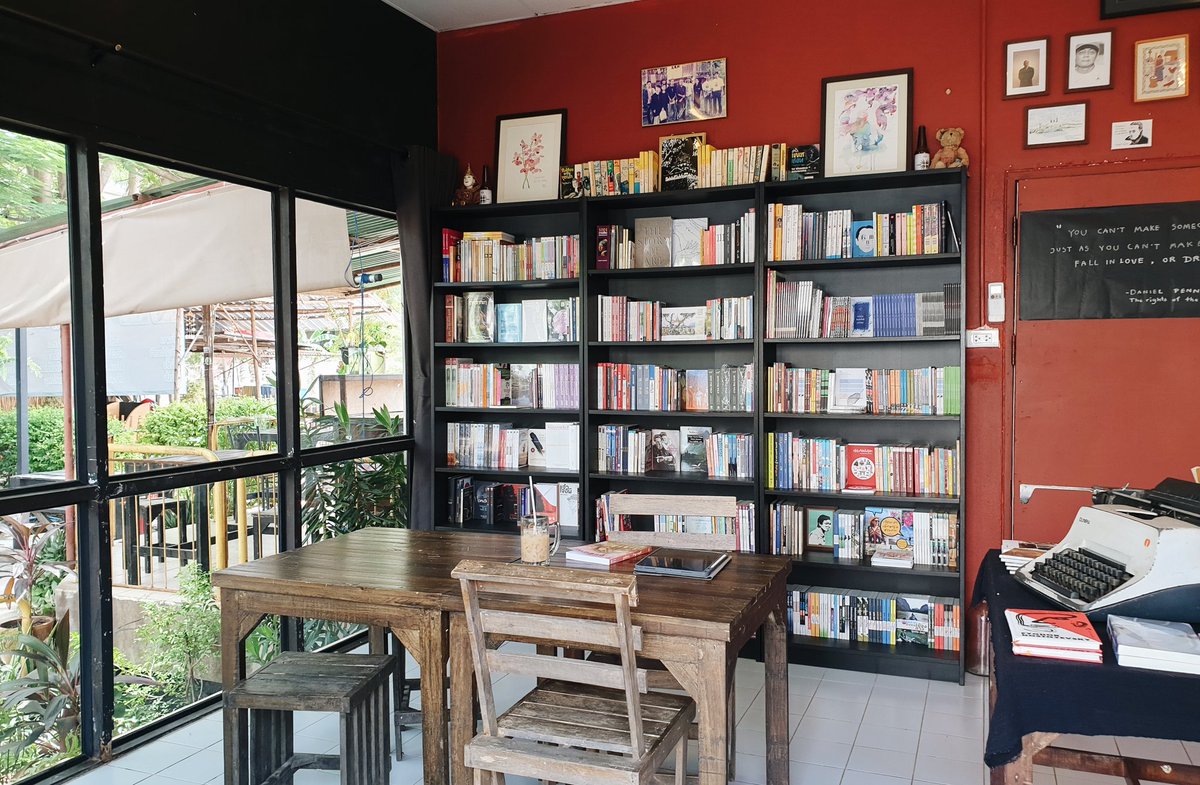 yukanart's tweet photo. วันนี้จะมาแนะนำร้านหนังสืออิสระในจังหวัดขอนแก่นค่ะ
"Wild Dog Bookshop"
เป็นร้านหนังสืออิสระร้านเล็กๆ ตั้งอยู่ที่ซอยศรีจันทร์ 10/1 (ซอยข้างเรือนจำ) ในตัวเมืองขอนแก่น ใครที่รักหนังสือแวะไปกันได้นะคะ ไปนั่งเล่นหรือคุยกับเจ้าของร้านก็ได้นะ ชิลมั่ก
ปล.ร้านหยุดทุกวันพฤหัสน๊า #bookshop https://t.co/AWVADSJxo3
