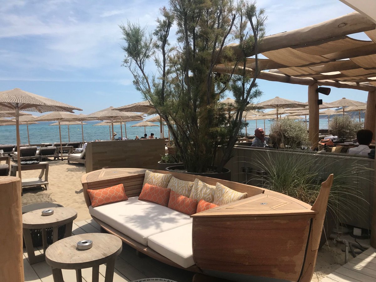 NotaBeneGlobal's tweet image. St Tropez - avoid the harbour where the weekend crowds are too much to guarantee safety. But do dine at some of the beach clubs where the sea air is extra special at night. 

#StTropez #LuxuryTravel