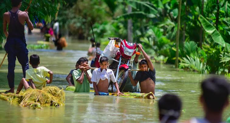 boldpras's tweet photo. Assam need #Emergency  help.. 
We can raise money to help people 
Along assam has been fighting with coronavirus pandemics too. 

#CMcarefundassam https://t.co/tmagxpbBwz