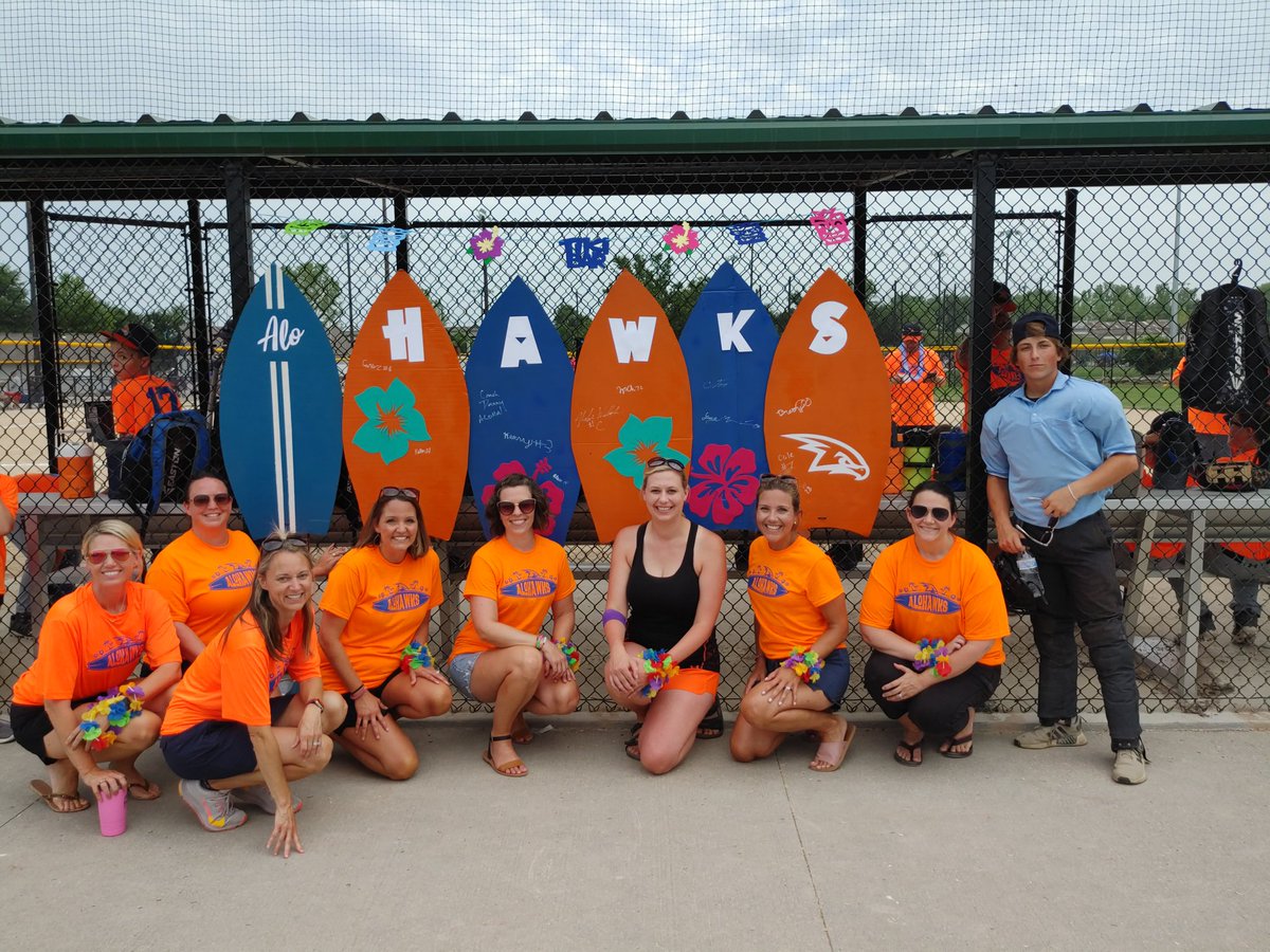 joethoendel's tweet photo. MamaHawks @HawaiianHitfest #hawaiinhitfest20 #hawks11AA https://t.co/a8RbMQPcgJ