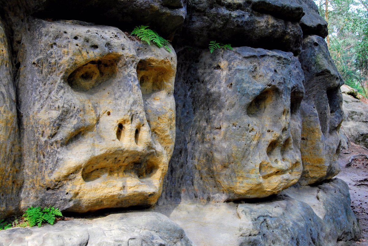 HronekPatrik's tweet photo. V okolí obce Želízy je spousta skal, do kterých je něco vyryto. Některé objekty jsou až monumentální. #Kokorinsko #Zelizy #ObjevovaniCeska https://t.co/WVMou2MmVm