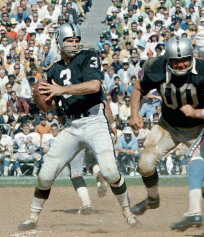 Happy 79th birthday to former QB Daryle Lamonica (Clovis High). 