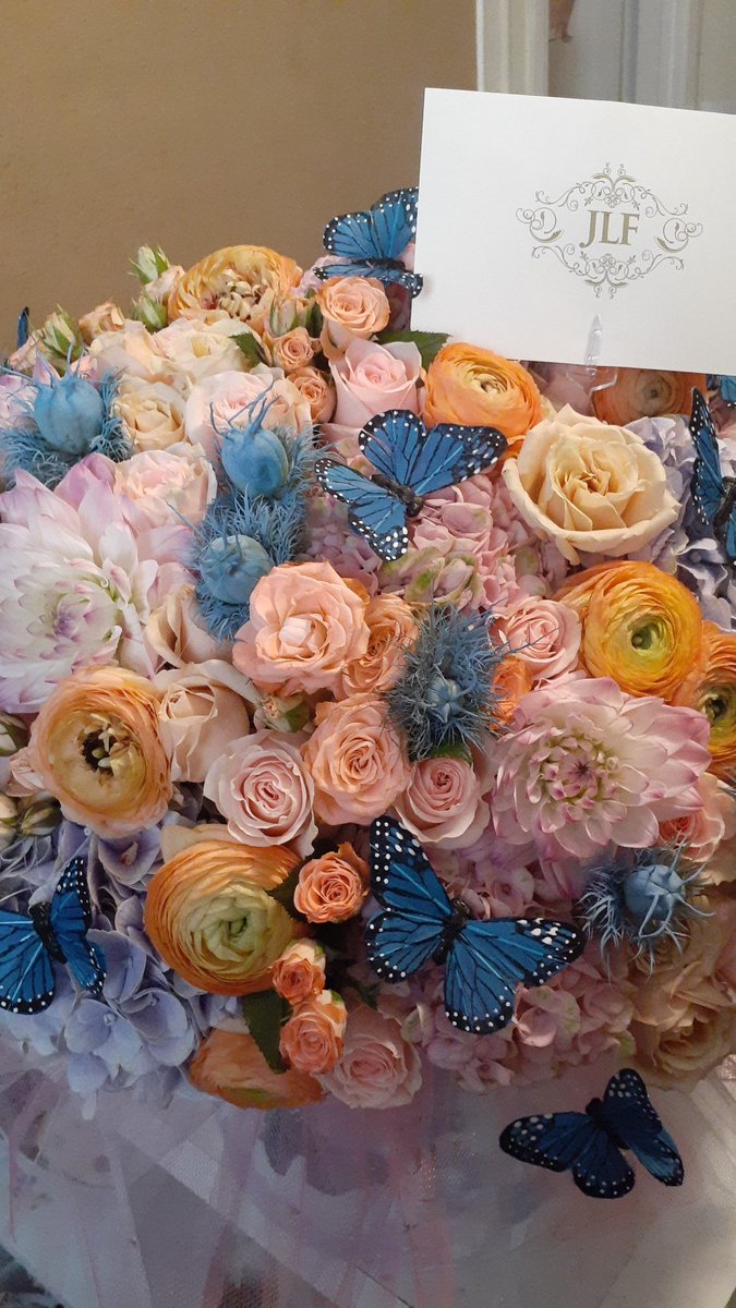 BeautiflBillows's tweet photo. My #Birthday blessings are still coming in!!! This @JadoreFleurs arrangement is absolutely STUNNING!!! 😍😍😍 #40thBirthday https://t.co/gdwxQQWZ6n
