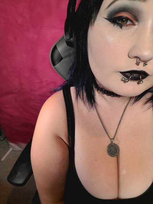 Going live at 10pm EST with dbd. Come hang out w me c: https://t.co/ooIrchGfVw https://t.co/2xa9V9JM<a href="/tag/twitch"class="tags"><span>#twitch</span></a><a href="/tag/twitchstreamer"class="tags"><span>#twitchstreamer</span></a><a href="/tag/deadbydaylight"class="tags"><span>#deadbydaylight</span></a><a href="/tag/spittake"class="tags"><span>#spittake</span></a>