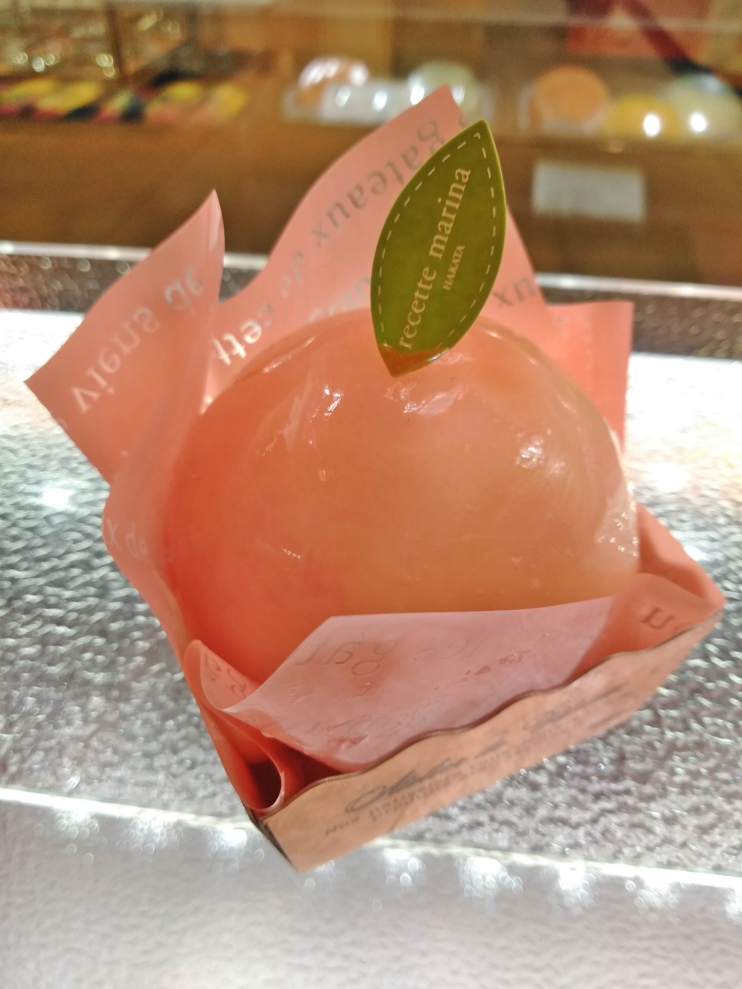 博多阪急 毎年人気の桃ケーキ スポンジ カスタードクリーム ババロアの上にコンポートした桃をのせました 優しい甘さとジューシーな桃は 今だけの美味しさ ピーチ メルバ 692円 ルセットマリナ ケーキ 桃 ピーチ 地階 ルセット マリナ