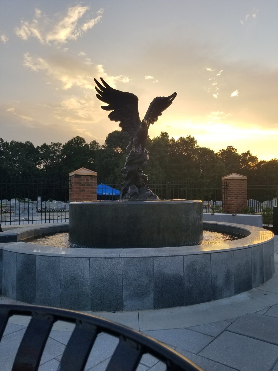 Devildog683's tweet photo. From downtown tonight. #sunset
Beautiful sight. #SO282 for you buddy. #GodBless
#America πΊπΈ https://t.co/CHyyKEPCyR
