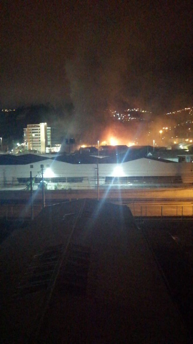 BomberosConcon's tweet photo. #EMERGENCIA se declara emergencia estructural en 1 Norte con Limonares por fuego que afecta a ex fábrica textil.

Bomberos trabajando en el lugar. https://t.co/xS5ZgjxVQc