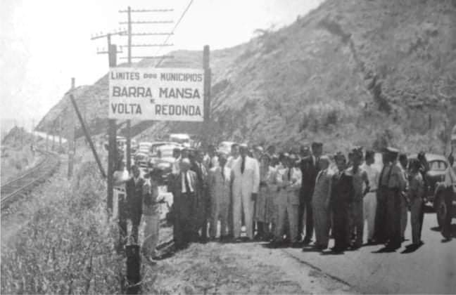 vrantiga's tweet photo. Hoje faz 66 anos de emancipação de Volta Redonda 🎂 Uma foto emblemática da marcação da divisa entre municípios na Via Sérgio Braga, Prefeito Sávio Gama (terno Branco) #voltaredonda #vrantiga #66anos acesse https://t.co/gvDSV5Ju69 https://t.co/proRr9iyv7
