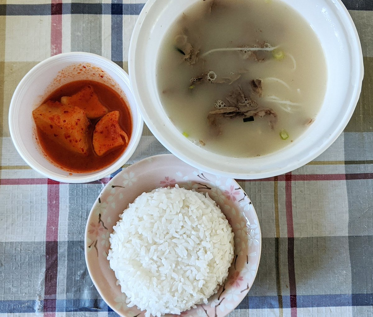 Fridays are for take out... This time from Ma Chef in Lendrum to celebrate #lindorkfest (albeit w/o @lindork lol)! Really enjoyed everything - the spicy pork ribs + seollongtang (beef bone soup) were fantastic but my fave was def the pan fried tofu! #AdoptAShopYEG #yegfood