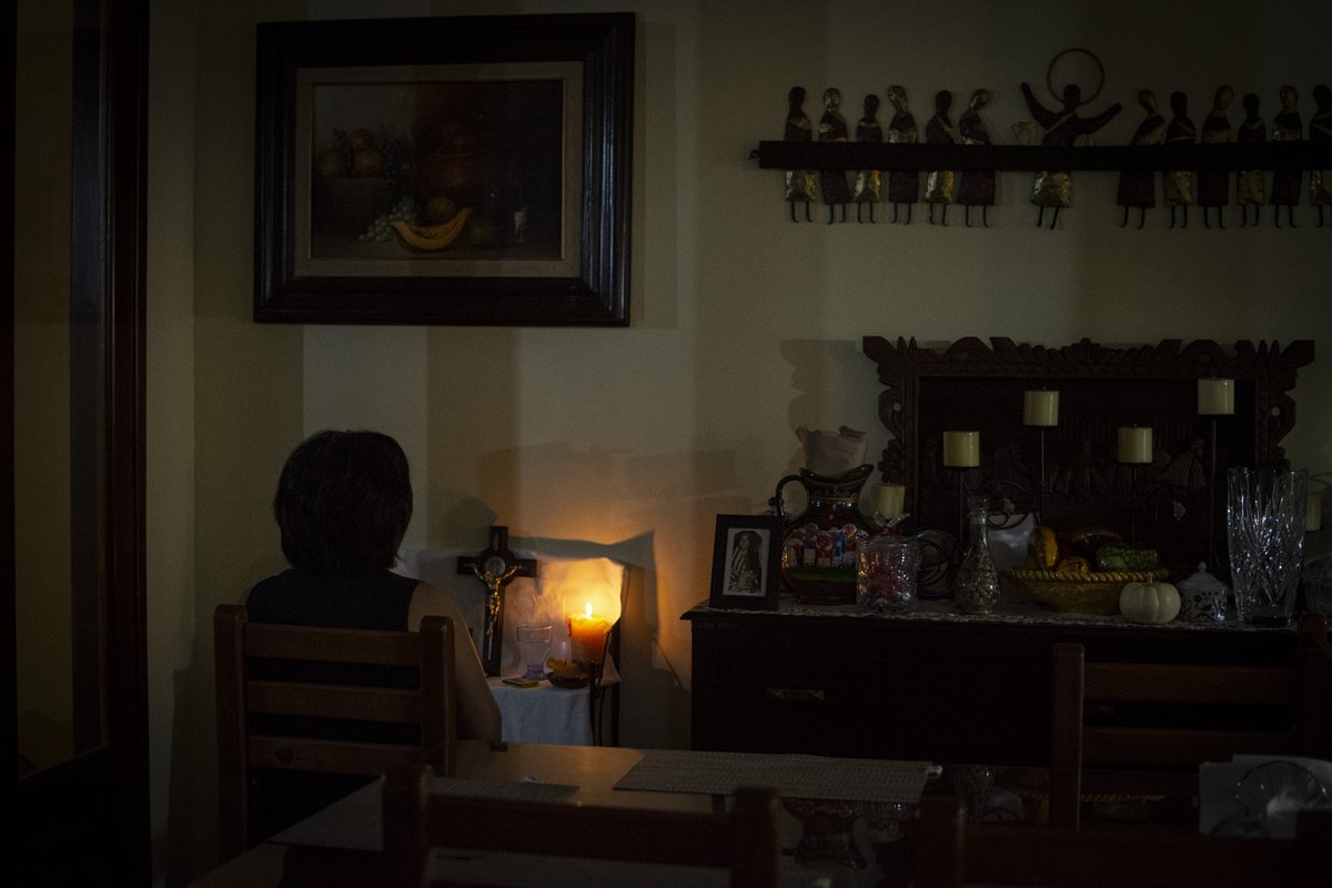 entrecomasmx's tweet photo. Reportaje | Las despedidas definitivas duelen, pero no poder decir adiós como quisiéramos pesa más.

https://t.co/qT4egdhled

#pandemia #ritos #muerte #tabúes #covid #nuevanormalidad #veracruz #mexico https://t.co/s8ORmYL58Y