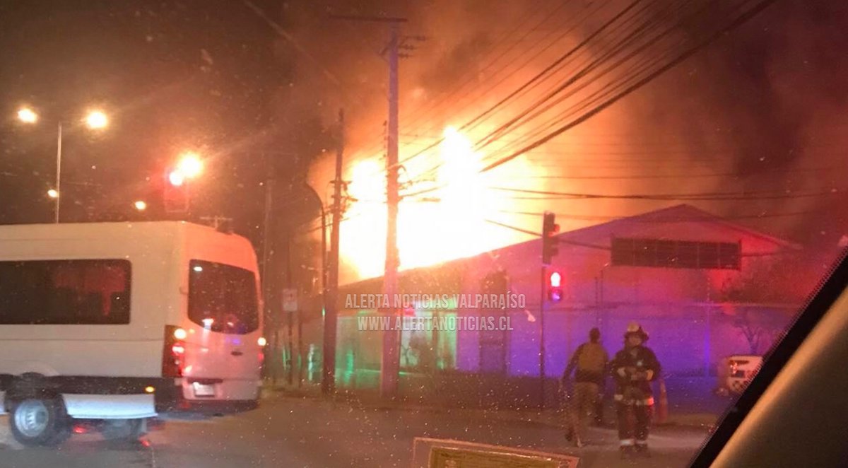 AlertaNoticiasV's tweet photo. Incendio estructural declarado en Viña del Mar, Calle 1 norte con Limonares. https://t.co/3dYTulxPEk