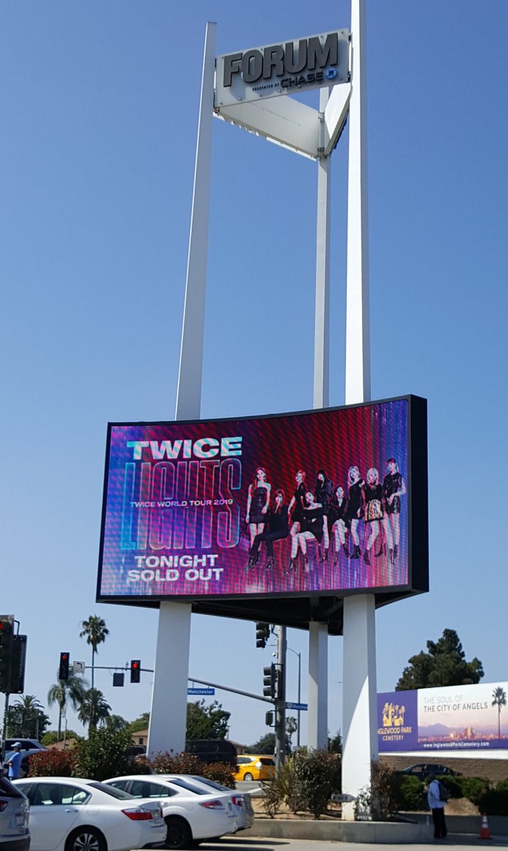 misayeon's tweet photo. 1 year ago today. First American tour, first US concert. Completely sold out crowd. Unreal 🤧 @JYPETWICE https://t.co/AHywJqVBW1