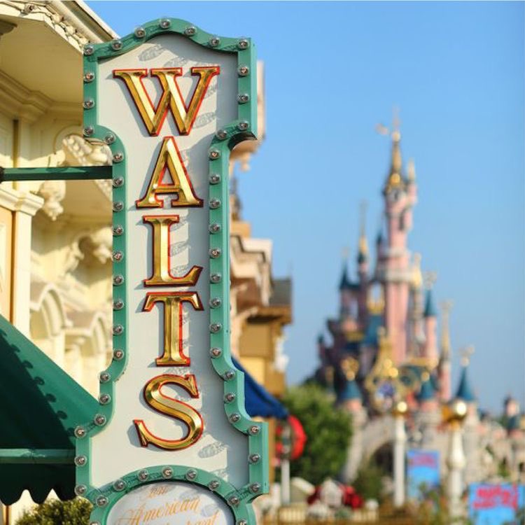 _bopeepbopeep's tweet photo. #Disneyfact อันนึงที่ชอบมากคือ เราจะไม่สามารถมองเห็นโลกภายนอกจากใน disneyland ได้เลย เพราะดิสนีย์เค้าออกแบบสิ่งก่อสร้างมาบดบังไว้ เพื่อให้เราได้ตัดขาดจากโลกภายนอก เหมือนได้อยู่ในโลกแห่งความฝันแบบ 100% 🥺🏰🎠 รักกก💘 https://t.co/67bubCEYVQ