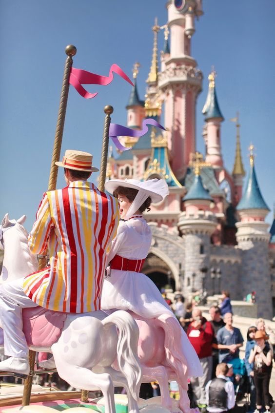 _bopeepbopeep's tweet photo. #Disneyfact อันนึงที่ชอบมากคือ เราจะไม่สามารถมองเห็นโลกภายนอกจากใน disneyland ได้เลย เพราะดิสนีย์เค้าออกแบบสิ่งก่อสร้างมาบดบังไว้ เพื่อให้เราได้ตัดขาดจากโลกภายนอก เหมือนได้อยู่ในโลกแห่งความฝันแบบ 100% 🥺🏰🎠 รักกก💘 https://t.co/67bubCEYVQ