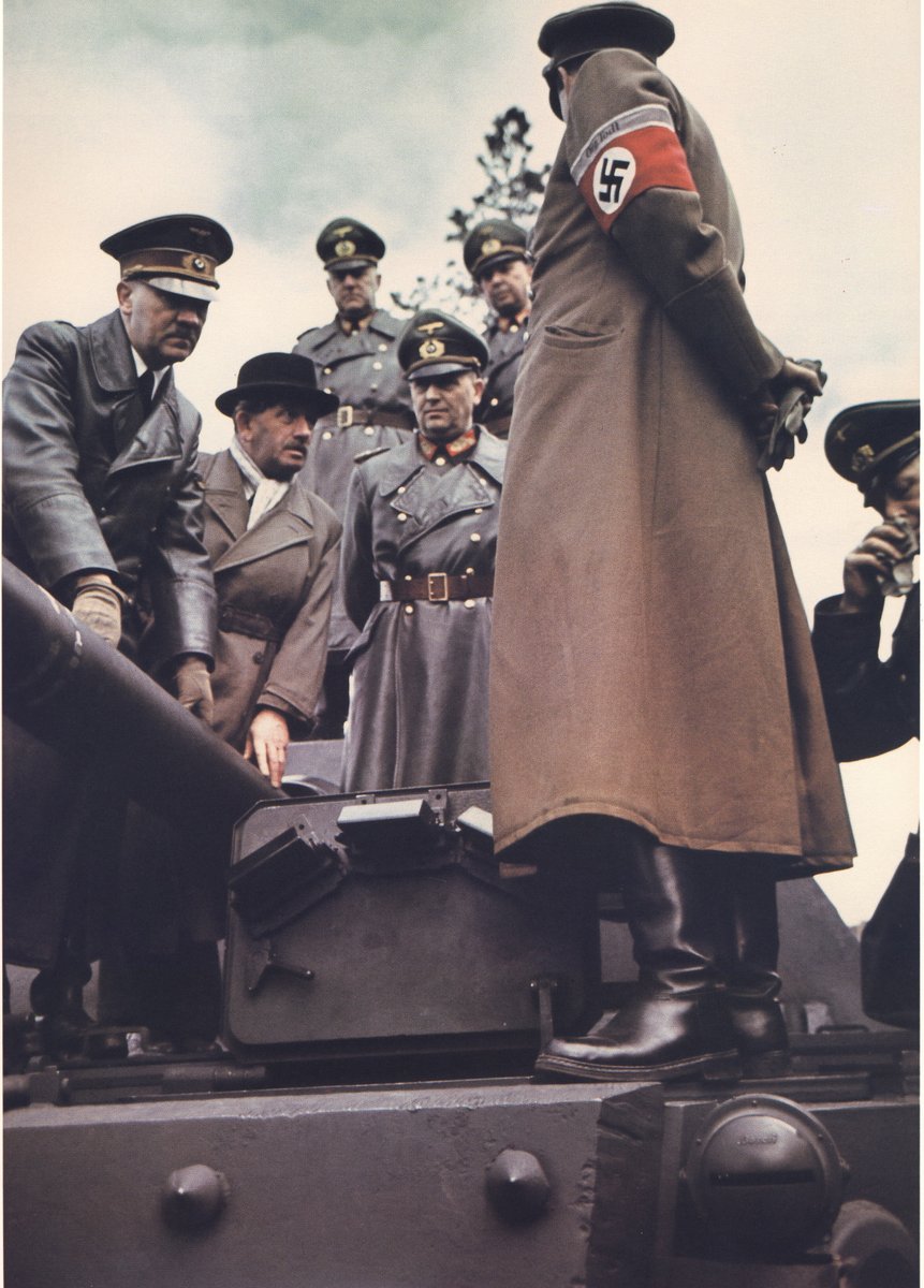 Puyokuma フェルディナントの上に立つヒトラー総統とポルシェ博士 80cm列車砲を見る総統カラー写真 同じ時に撮影された事を私は今知りました