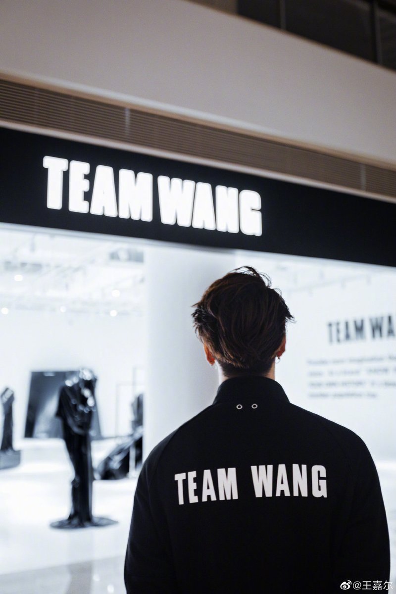 jflawlesseun's tweet photo. Congratulations my love! Look how far you've come 🥺 this is just the beginning. There will be more success and achievements on your way. Keep that fire in you @JacksonWang852
with you always 🖤

#TEAMWANGdesign #TEAMWANGtheoriginal
#JacksonWang #王嘉尔 #TEAMWANG #GOT7 https://t.co/eOI3q4bhiK
