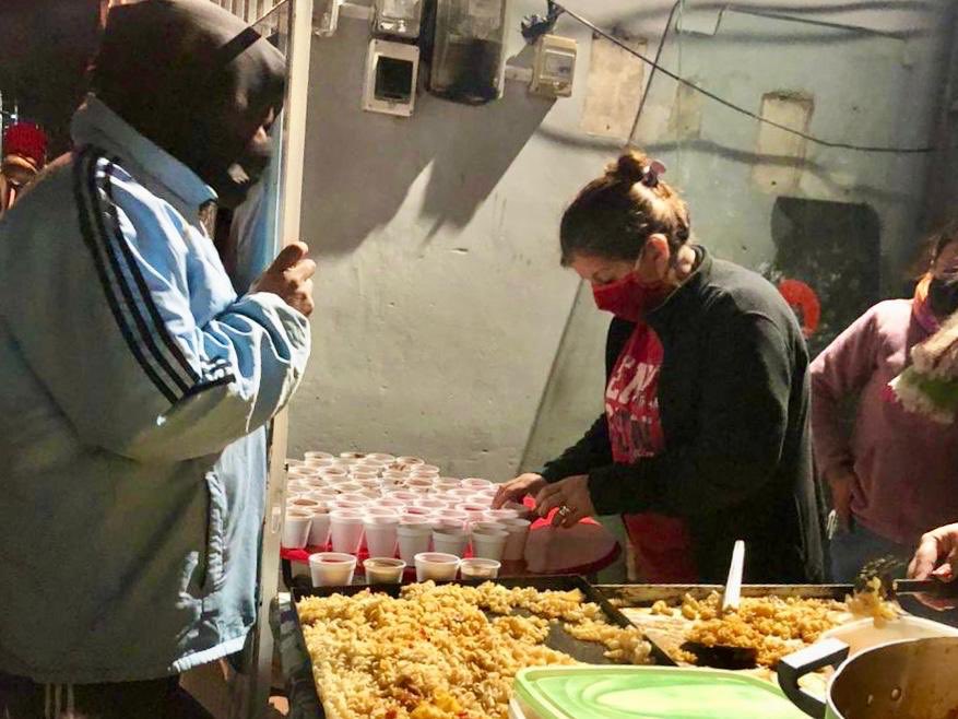 GVinuales's tweet photo. Hoy me acerqué a Villa Albertina donde prepararon comida para 250 personas que se sumaron a medida que otras iniciativas solidarias del barrio fueron cesando. Desde la gestión de @minsaurralde, seguiremos acompañando a familias como la de Jesy que trabajan en conjunto para ayudar https://t.co/xjuxn1Zsx4